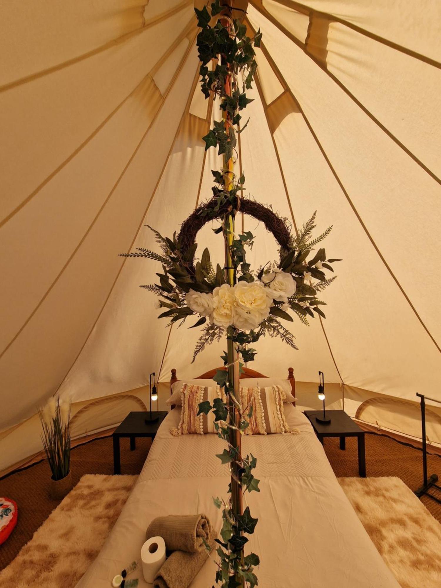 Beautiful 1-Bed Bell Tent In Holyhead Εξωτερικό φωτογραφία